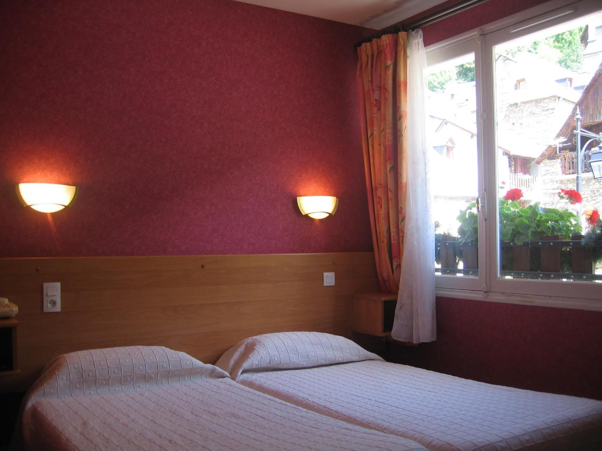 Hotel - Restaurant - Bar - Le Sapin Fleuri Bourg d'Oueil Ngoại thất bức ảnh