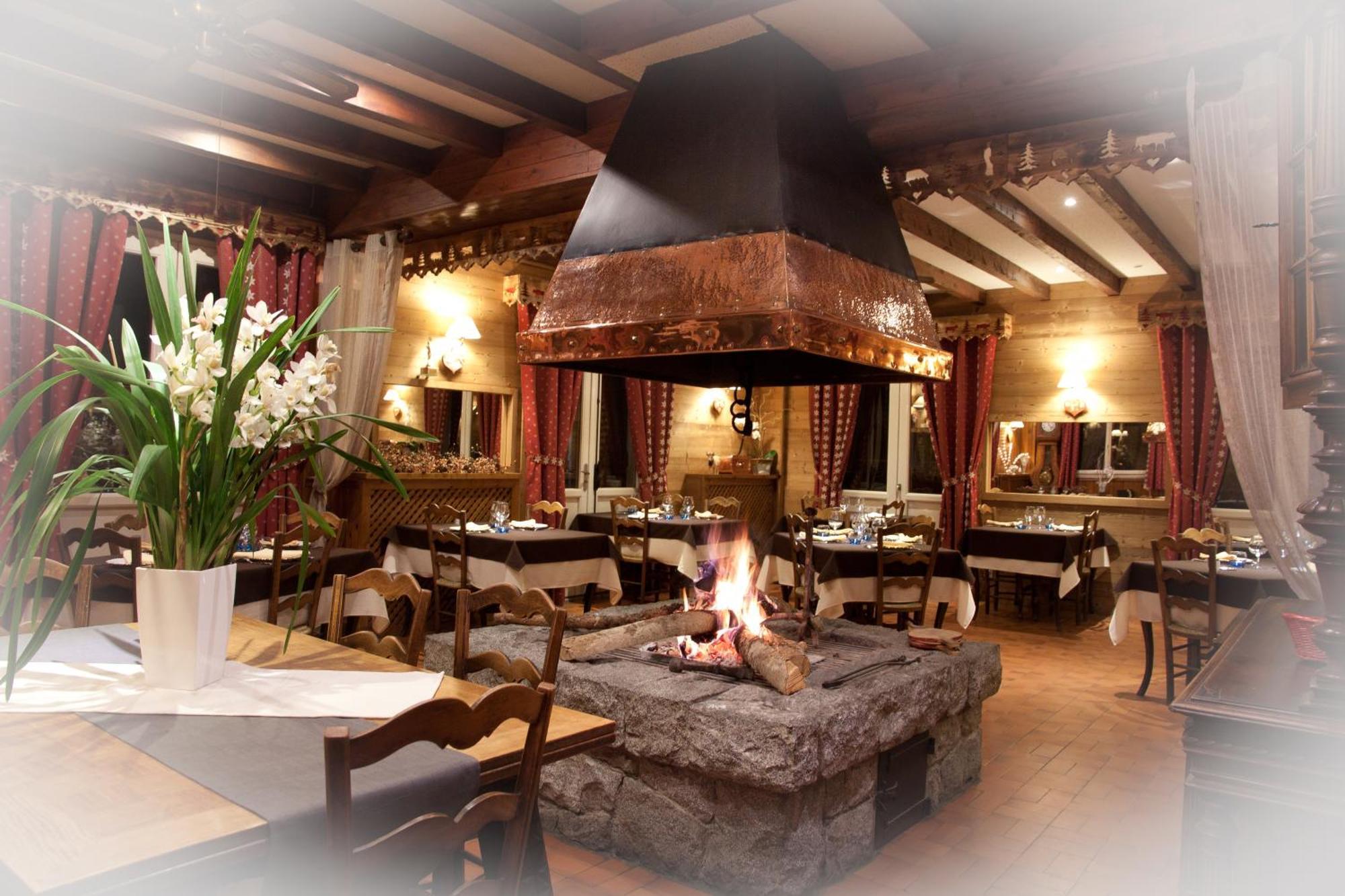 Hotel - Restaurant - Bar - Le Sapin Fleuri Bourg d'Oueil Ngoại thất bức ảnh