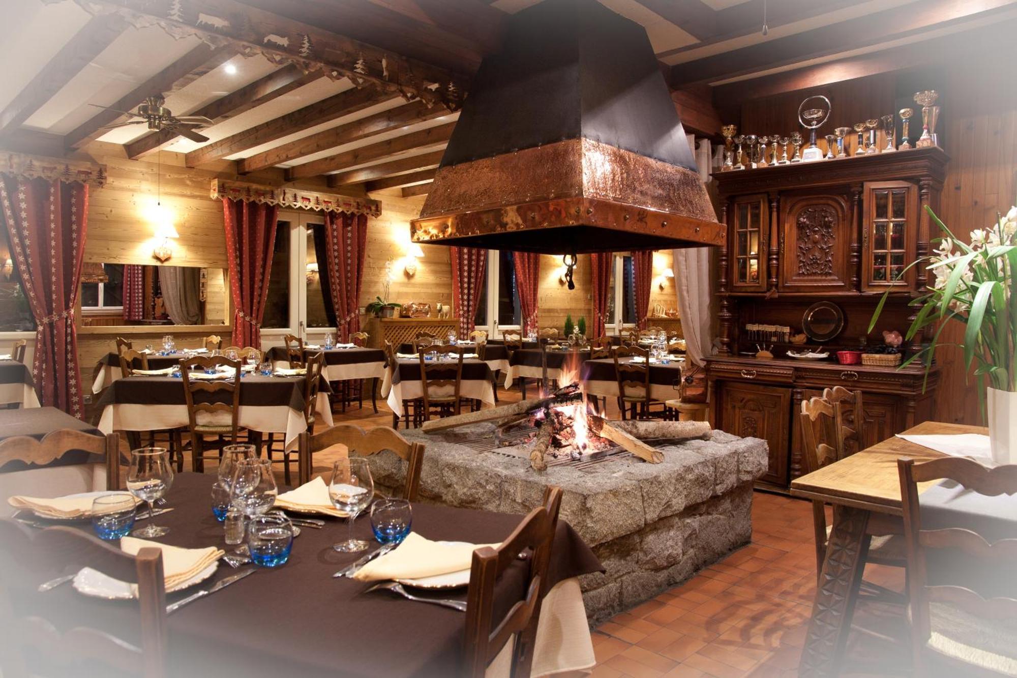 Hotel - Restaurant - Bar - Le Sapin Fleuri Bourg d'Oueil Ngoại thất bức ảnh