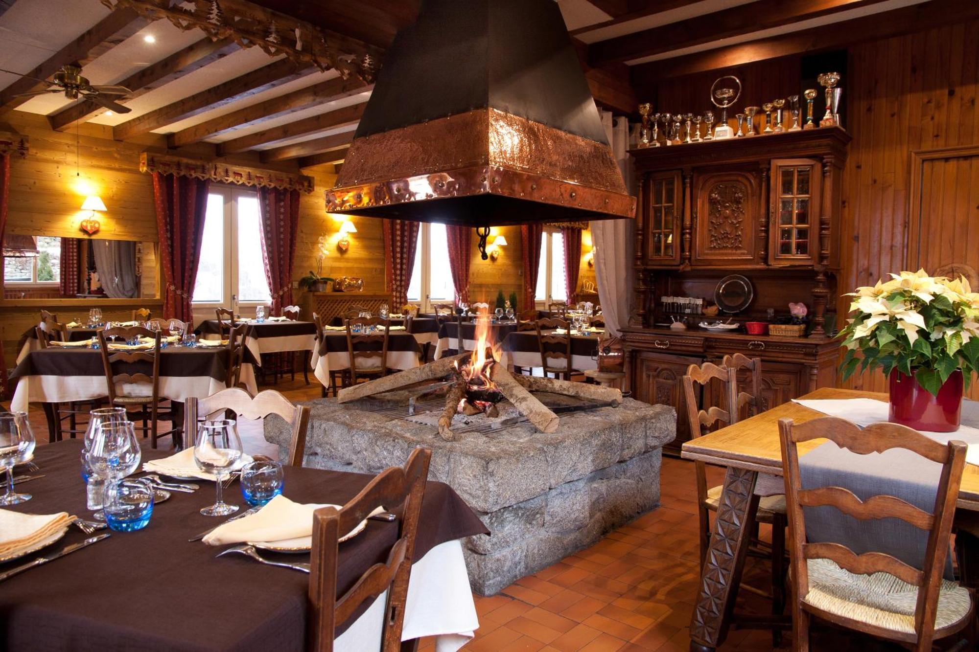 Hotel - Restaurant - Bar - Le Sapin Fleuri Bourg d'Oueil Ngoại thất bức ảnh