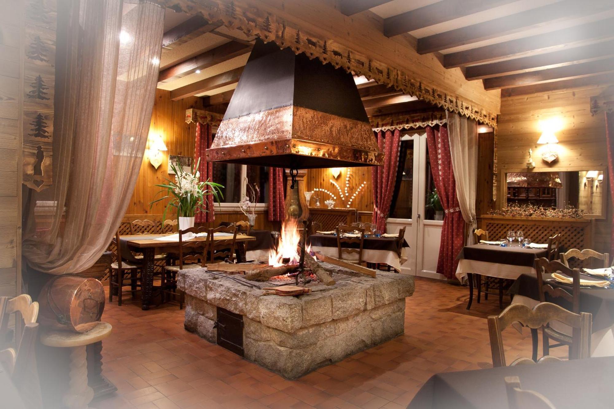 Hotel - Restaurant - Bar - Le Sapin Fleuri Bourg d'Oueil Ngoại thất bức ảnh